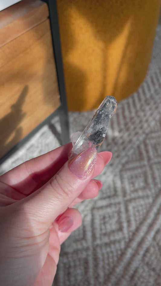 Quartz with Carbon Inclusions from Jinkouhe Province